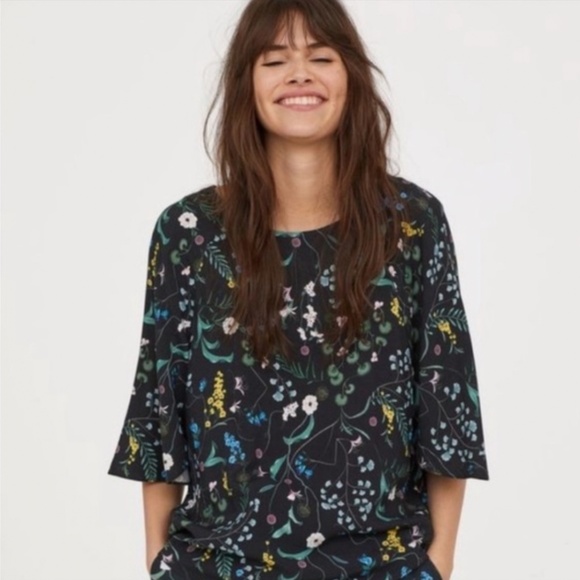 **$5 SALE** Anna Glover x H&M Black Floral Flutter Sleeve Blouse - Picture 1 of 3